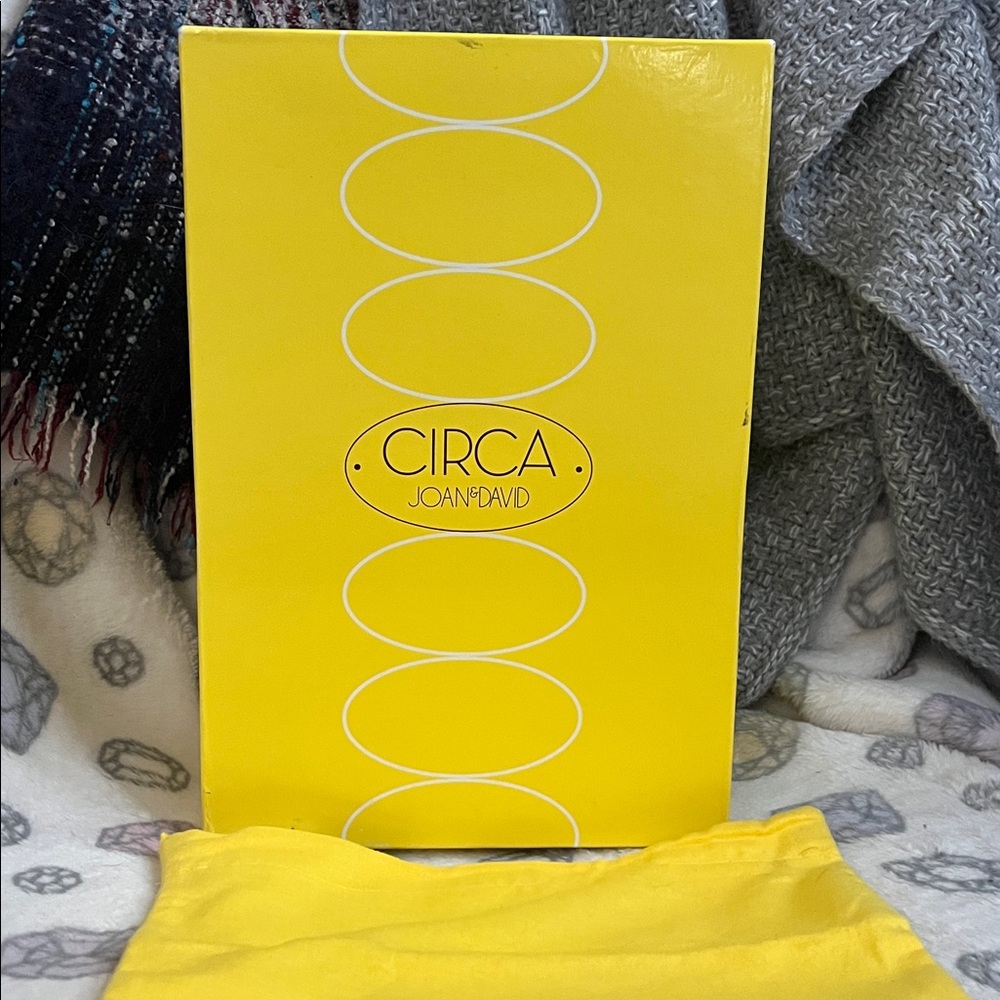 FREE w/ $10+ PURCHASE: Circa Joan & David Shoe Bag and Box